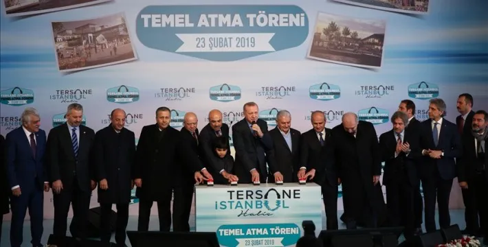 Presiden Turki, Tayyip Erdoǧan  (tengah) dalam acara peresmian proyek Tersane Istanbul  yang dihelat di situs bersejarah Haliç Tersanesi  (Arif Hüdaverdi Yaman/Anadolu Agency)