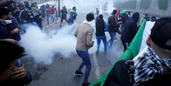 Sejumlah pengunjuk rasa bentrok dengan polisi antihuru-hara di Algiers, Aljazair, pada 1 Maret 2019 saat demonstrasi digelar untuk menentang rencana Presiden Abdelaziz Bouteflika memperpanjang 20 tahun kepemimpinannya dengan mencalonkan diri pada pemilihan bulan April untuk periode kelima. (Antara)