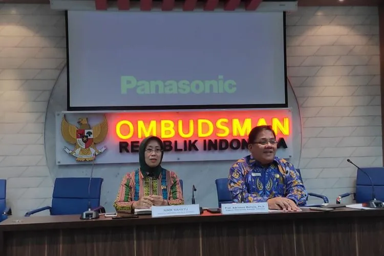Komisioner Ombudsman Adrianus Meliala (kanan) dan Ninik Rahayu (kiri) dalam paparan survei di kantor Ombudsman, Jakarta, Selasa (5/3/2019) siang. (Kompas.com)