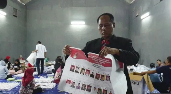 Petugas menemukan surat suara rusak (Foto: Detik)
