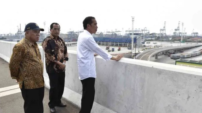 Presiden Joko Widodo bersama menterinya meninjau jalan tol baru (Foto: Viva)