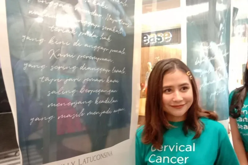 Prilly Latuconsina dan foto beserta puisi buatannya tentang wanita untuk pameran foto memperingati hari wanita sedunia bertajuk 