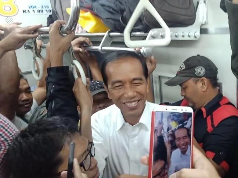 Presiden Jokowi naik KRL (Foto: Detik)