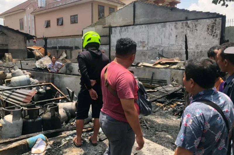 Petugas Pemadan Kebakaran langsung turun ke lokasi untuk memadamkan kobaran api yang menghaguskan enam unit bangunan rumah dan kios di Jalan Bilal Ujung Kelurahan Pulau Brayan Darat I Kecamatan Medan Timur. (Antara Sumut/Foto Istimewa)	
