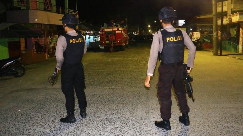 Petugas kepolisian berjaga di lokasi terjadinya ledakan yang diduga bom di kawasan Jalan KH Ahmad Dahlan, Pancuran Bambu, Sibolga. (Foto: dok. Antara Foto)