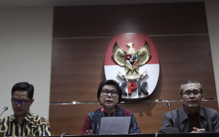 Petugas disaksikan Wakil Ketua KPK Basaria Panjaitan (kedua kanan) didampingi Alexander Marwata (kanan) dan Jubir Febri Diyansah menunjukkan barang bukti yang diamankan saat operasi tangkap tangan (OTT) Bupati Subang di gedung KPK, Jakarta, Rabu (14/2). 