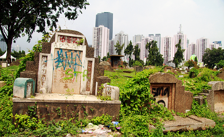 Sejumlah makam di TPU Menteng Pulo, Jakarta, tidak terawat terutama pada blok kuburan china. kondisnya ada yang batu nisanya sudah tidak ada dan dicoret coret juga rumput tumbuh liar. Banyak juga kambing berle;iaran sehingga kuburan tersebut terlihat kumuh. Robinsar Nainggolan