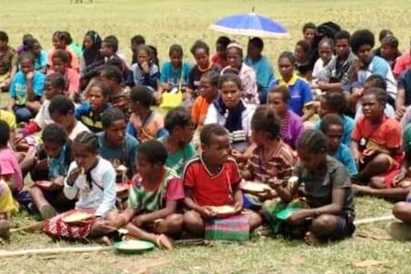 Para pelajar asal Kabupaten Nduga yang sedang berada di Distrik Napua, Kabupaten Jayawijaya, Papua. (Dokumen Theo Hesegem, Direktur Yayasan Keadilan dan Keutuhan Manusia Papua)	(Antara)