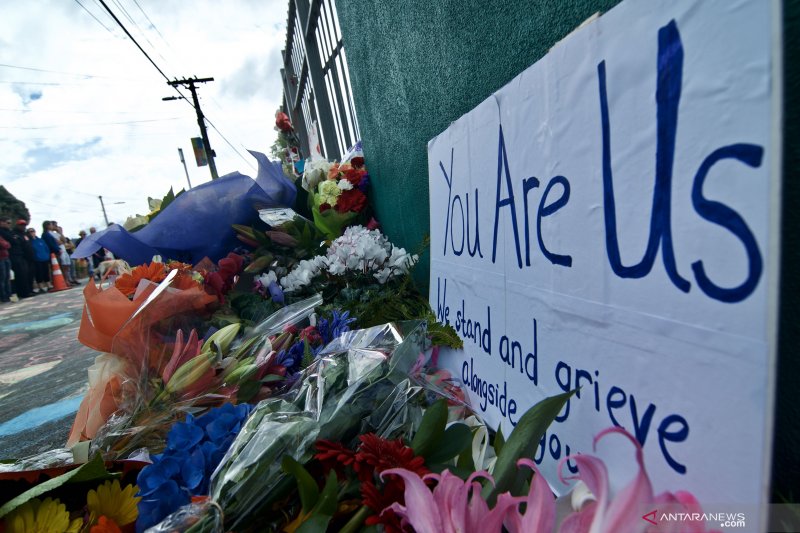 Pesan perdamaian dan bunga diletakkan warga di depan Masjid Wellington, Kilbirnie, Wellington, Selandia Baru, Sabtu (16/3/2019). (Antara Foto)
