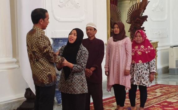 Presiden Jokowi di Istana Negara menerima TKW yang divonis bebad di pengadilan Malaysia, Siti Aisyah (Foto: Kompas)