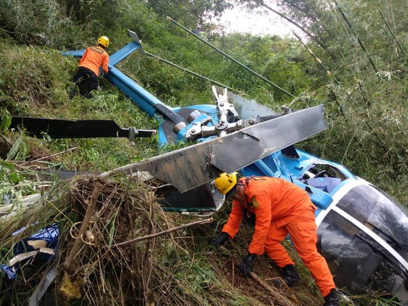 Ilustrasi kecelakaan helikopter. Helikopter milik PT Air Transport Service ini terlibat kecelakaan di Desa Jayaratu, Kecamatan Sariwangi, Tasikmalaya, Sabtu (16/3). (Foto: Basarnas)