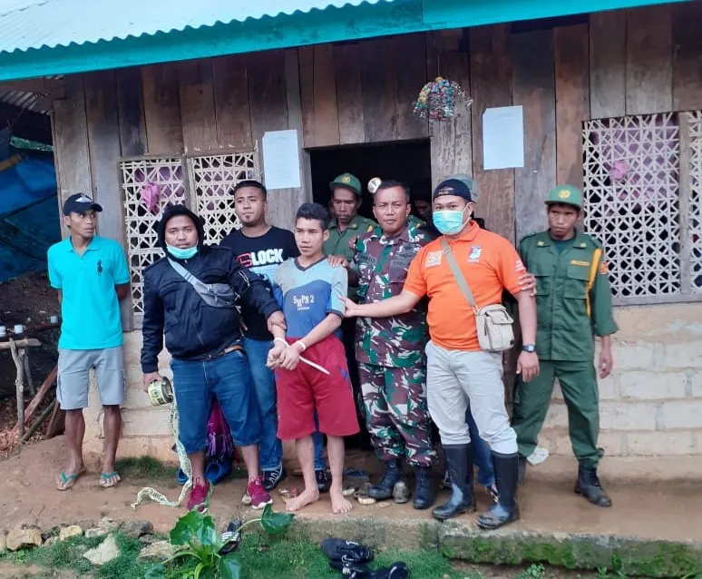 Pelaku pembunuhan ibu kandung, BS (19) di Kampung Golo Wunis, Manggarai Timur diamankan polisi (Foto: Law.justice.co/Ist)