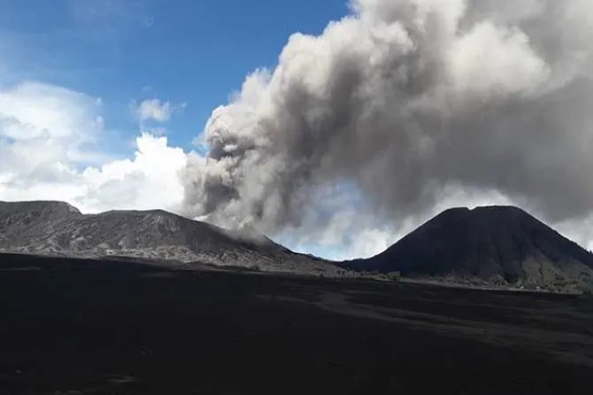 Gunung Bromo, gunung tercantik di provinsi Jawa Timur, masih erupsi (foto: Jawapos)