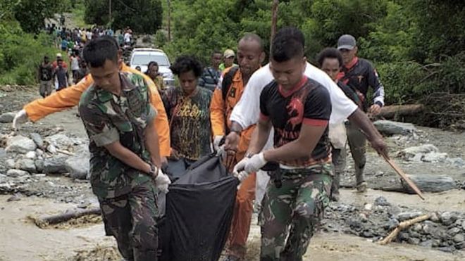 Tim evakuasi membawa kantung jenazah korban banjir di Sentani, Jayapura (Foto: BBC)