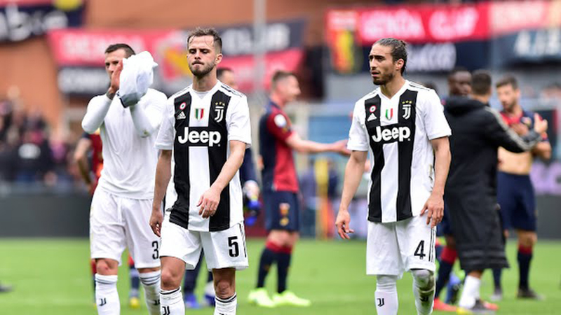 Para pemain Juventus tertunduk lesu usai ditaklukkan Genoa (Foto: Reuters)
