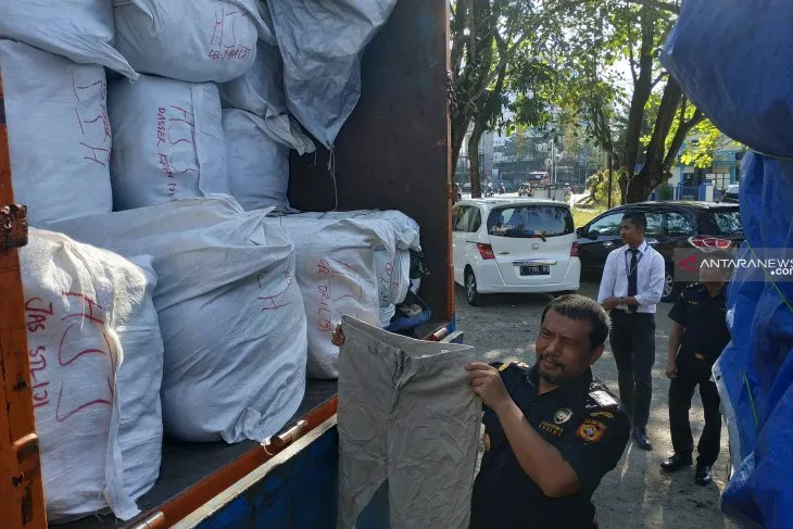 Kantor Pelayanan Bea dan Cukai Pontianak dan Kanwil Direktorat Jenderal Bea dan Cukai Kalimantan Bagian Barat mengamankan ratusan bal berisi pakaian bekas ilegal, yang dimuat dalam satu truk fuso dan tiga kontainer. (Antara)
