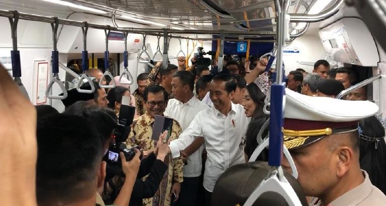 Presiden Joko Widodo mencoba MRT Jakarta (Foto: Detik)