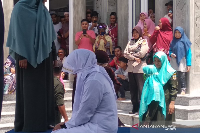 Seorang terhukum tertunduk saat hendak menjalani eksekusi cambuk di halaman Masjid Baiturrahman Gampong Lampoh Daya, Kecamatan Jaya Baru, Kota Banda Aceh, Rabu (20/3). (Antara Foto)