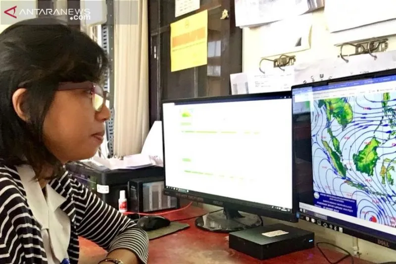 Forecaster BMKG Stasiun El Tari Kupang, Yessie Widya Putri sedang memantau pergerakan Siklon Tropis Veronika, yang tumbuh di NTT (Foto: Antara)