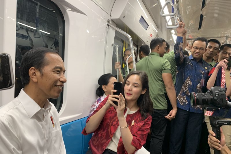 Presiden Jokowi jajal MRT Jokowi ajak para pemred media dan artis ibu kota (Antara)