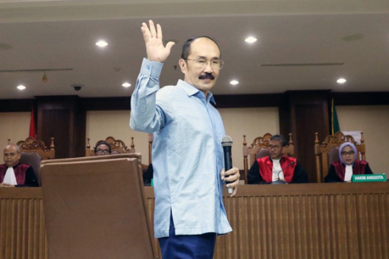 Terdakwa kasus perintangan penyidikan kasus korupsi KTP elektronik Fredrich Yunadi (tengah) menjalani sidang pembacaan putusan hakim di Pengadilan Tindak Pidana Korupsi Jakarta, Kamis (28/6/2018). (Antara Foto)