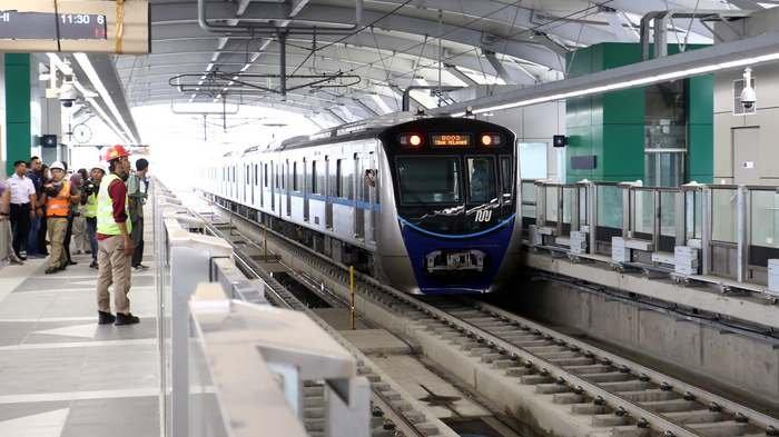 Kereta Mass Rapid Transit (MRT) saat berhenti di Stasiun Lebak Bulus, Jakarta Selatan, Rabu (20/2/2019). (Warta Kota)