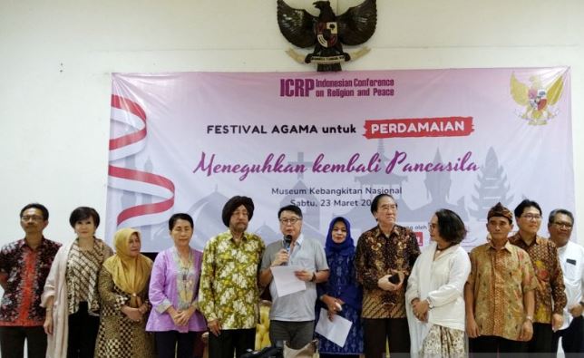 Para tokoh agama menyerukan untuk meneguhkan kembali Pancasila jelang Pemilihan Umum 17 April 2019 untuk merawat politik kebangsaan, dalam acara Festival Agama untuk Perdamaian IPRC 2019 di Jakarta, Sabtu (23/3/2019). (Antara)