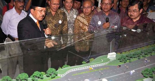 Gubernur DKI Jakarta, Fauzi Bowo meninjau maket MRT usai pnecanangan pembangunan awal di Stadion Lebak Bulus, Jakarta, Kamis (26/4/2012).Antara