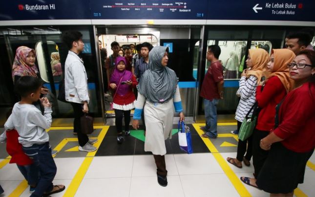 Penumpang antre untuk uji coba publik Moda Raya Terpadu (MRT) Jakarta, Jumat (22/3/2019). (Antara)