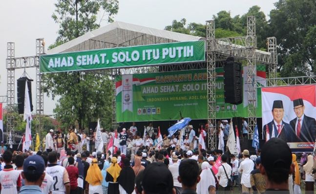 Ribuan orang pendukung pasangan calon 02 Prabowo-Sandiaga sata mengikuti kampanye akbar perdana di Lapangan Banyuanyar Banjarsari Solo, MInggu. (Foto: Antara)	
