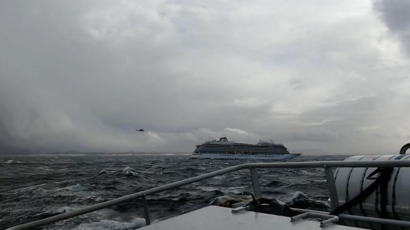 Helikopter berupaya menyelamatkan para penumpang kapal Viking Sky yang mengalami kerusakan mesin akibat cuaca buruk di pantai Barat Norwegia (sky)