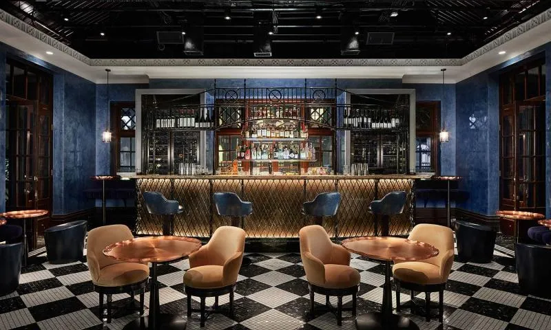 Ilustrasi restoran. Desain interior menawan restoran The Dispensary yang awalnya merupakan sebuah kantor pusat polisi Hongkong (AB Concept)
