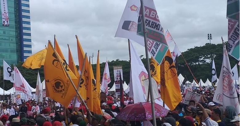 Bendera GOLKAR muncul di kampanye akbar Prabowo Subianto di Makassar (Foto: Detik)