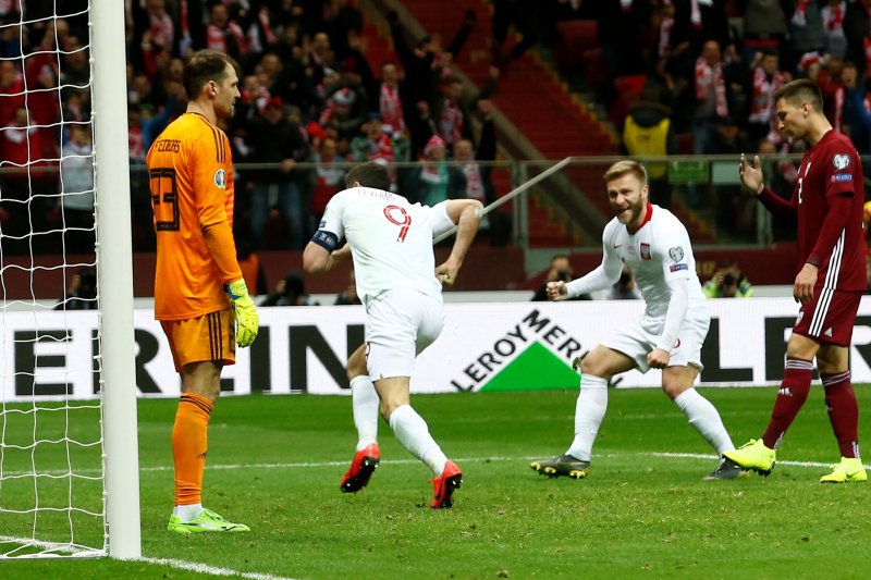 Kapten timnas Polandia Lewandowski (no.9) melakukan selebrasi usai cetak gol ke gawang Latvia di lanjutan Kualifikasi Piala Eropa 2020 Grup G di PGE Narodowy, Warsawa, Polandia pada 24 Maret 2019. (Reuters)