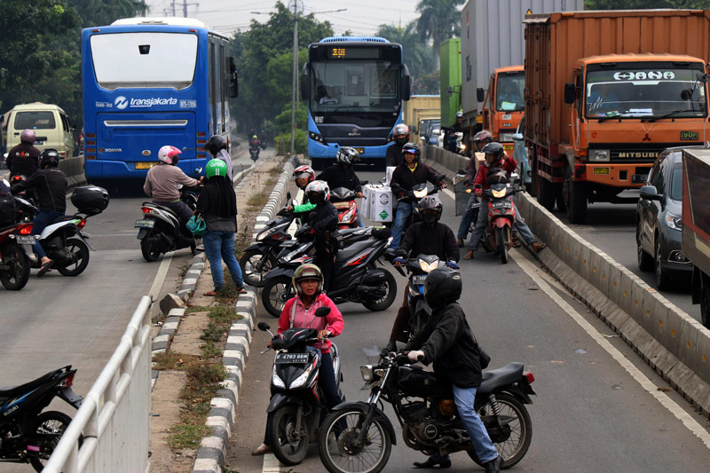 Pemotor sering melakukan pelanggaran dengan masuk jalur bus Trans Jakarta (Netralnews)