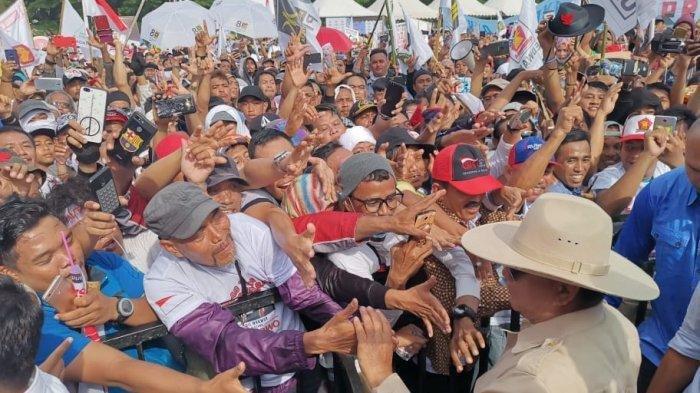Capres Prabowo Subianto menyapa para pendukungnya saat menggelar kampanye akbar di Makassar, Sulawesi Selatan, Minggu (24/3/2019) (Foto: dok. Tribun)