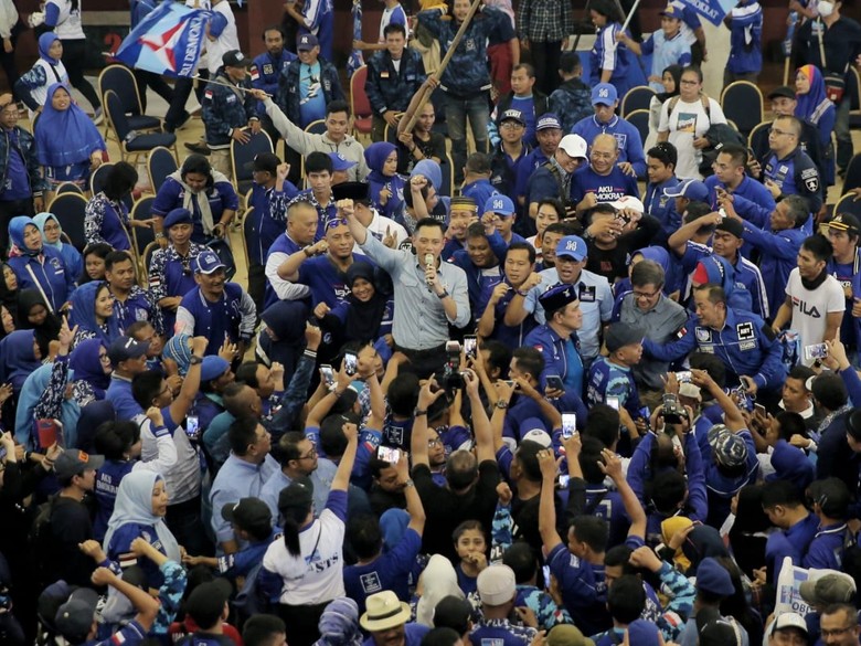 Agus Harimurti Yudhoyono (AHY) dan massa Partai Demokrat (Foto: Detik.com)