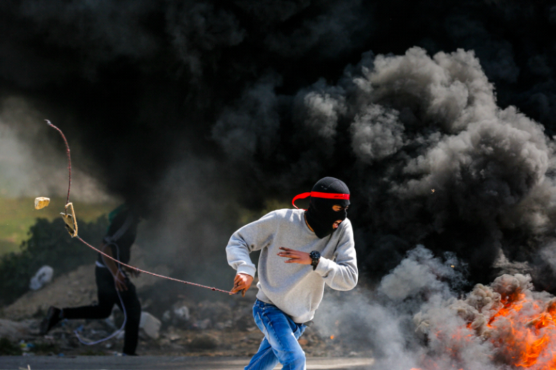 Mahasiswa membakar ban di jalan masuk utara Ramallah, Tepi Barat, selama protes untuk menentang pembunuhan orang Palestina oleh tentara Israel. (WAFA)