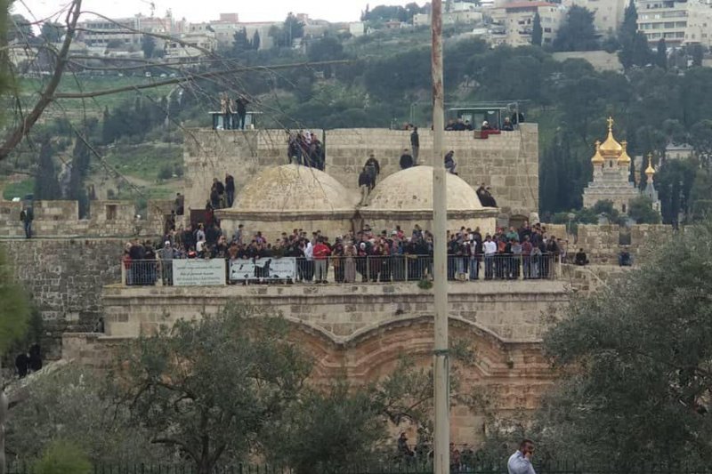 masjidUmat Muslim Palestina shalat di Bab Ar-Rahma, meskipun Israel berusaha melarang mereka menggunakan tempat itu. (Foto: Antara)