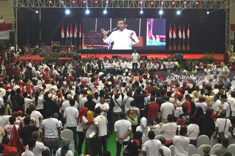 Calon Presiden nomor urut 01 Joko Widodo pada saat berkampanye di GOR Ken Arok Kota Malang, Senin, (25/3/2019) (Antara)