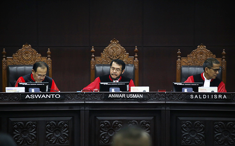 Ketua Majelis Hakim Mahkamah Konstitusi (MK) Anwar Usman membacakan putusan uji materi UU Pemilu di Gedung Mahkamah Konstitusi, Jakarta (28/3). Robinsar Nainggolan