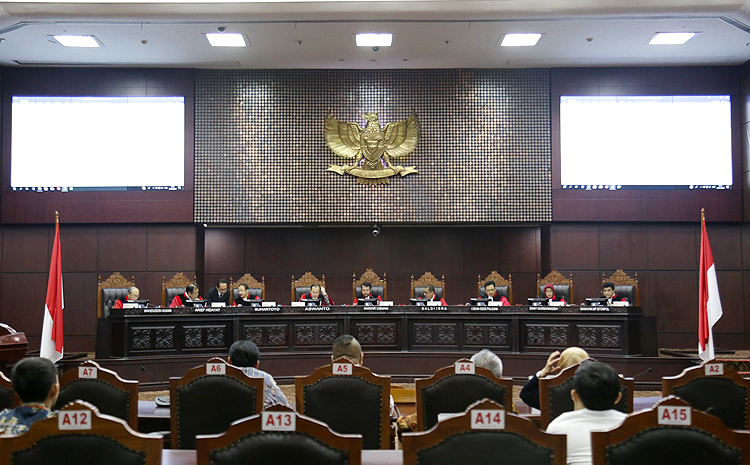 Ketua Majelis Hakim Mahkamah Konstitusi (MK) Anwar Usman membacakan putusan uji materi. Robinsar Nainggolan