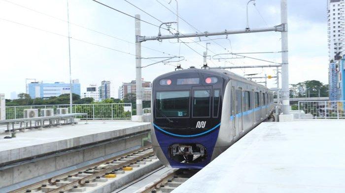 Mulai Senin MRT Jakarta Siap Beroperasi Secara Komersial (foto: Warta Kota)