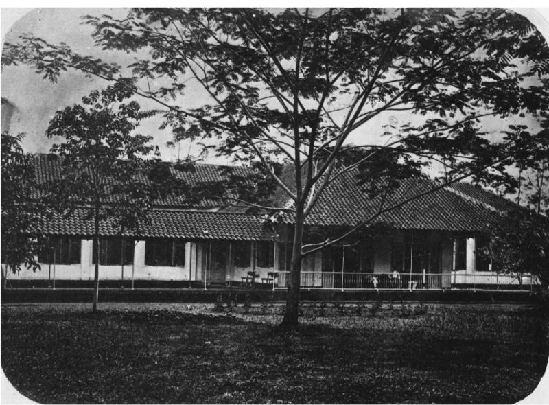 Suasana tenang di bangsal Pribumi, Rumah Sakit Jiwa Bogor sekitar 1885 ( foto : KITLV)