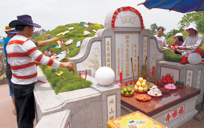 Warga keturunan Tionghoa laksanakan ritual cheng beng (foto:Baihaqi Zhai)