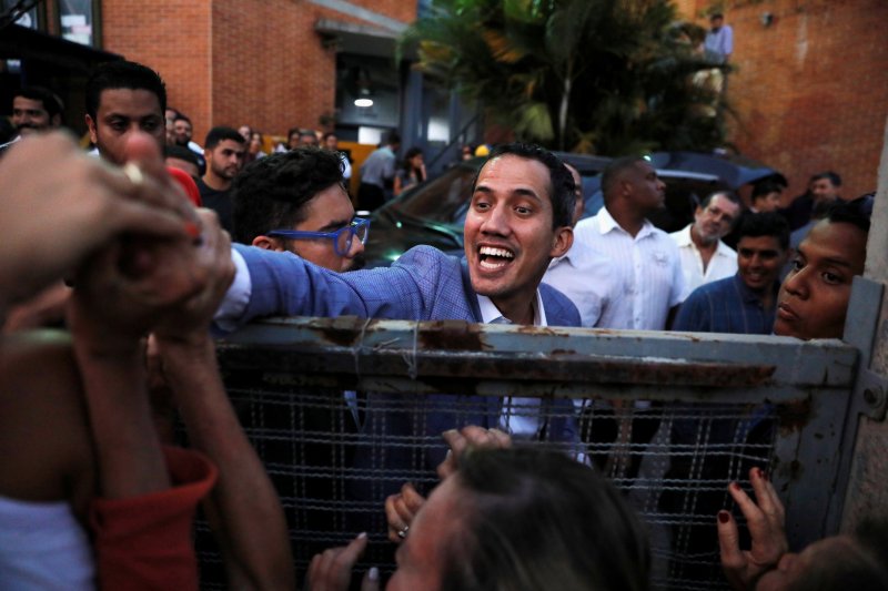 Pemimpin oposisi Venezuela Juan Guaido, yang oleh banyak negara dikenal sebagai pemimpin sementara yang sah, meninggalkan reli protes terhadap pemerintahan Presiden Venezuela Nicolas Maduro di Caracas, Venezuela, Kamis (14/3/2019). (Reuters)