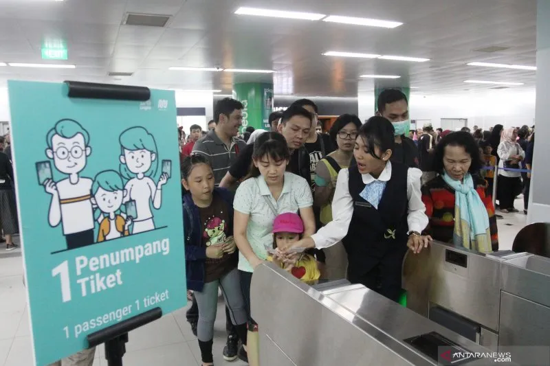 Penumpang MRT Jakarta (Foto: Antara)