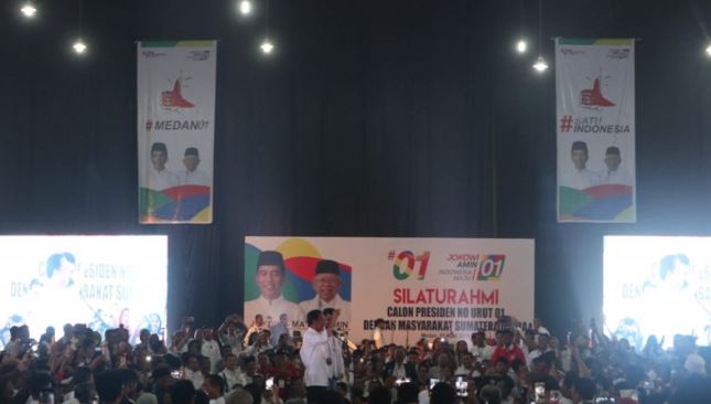 Calon presiden nomor urut 01 Joko Widodo mengenalkan menantunya Bobby Afif Nasution saat berkampanye di Gelanggang Olahraga (GOR) Diaspora Sumatera Utara, Medan, Jumat (5/4). (Antara)