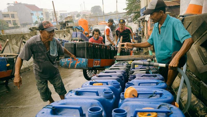Pedagang air eceran Muara Angke (foto: tirto)