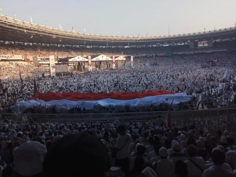 Jutaan Massa Tumpah Ruah dalam Kampanye Akbar Capres Prabowo-Sandiaga di dalam dan diluar GBK Senayan, Jakarta, Minggu (7/4). Foto Bengkulunews.